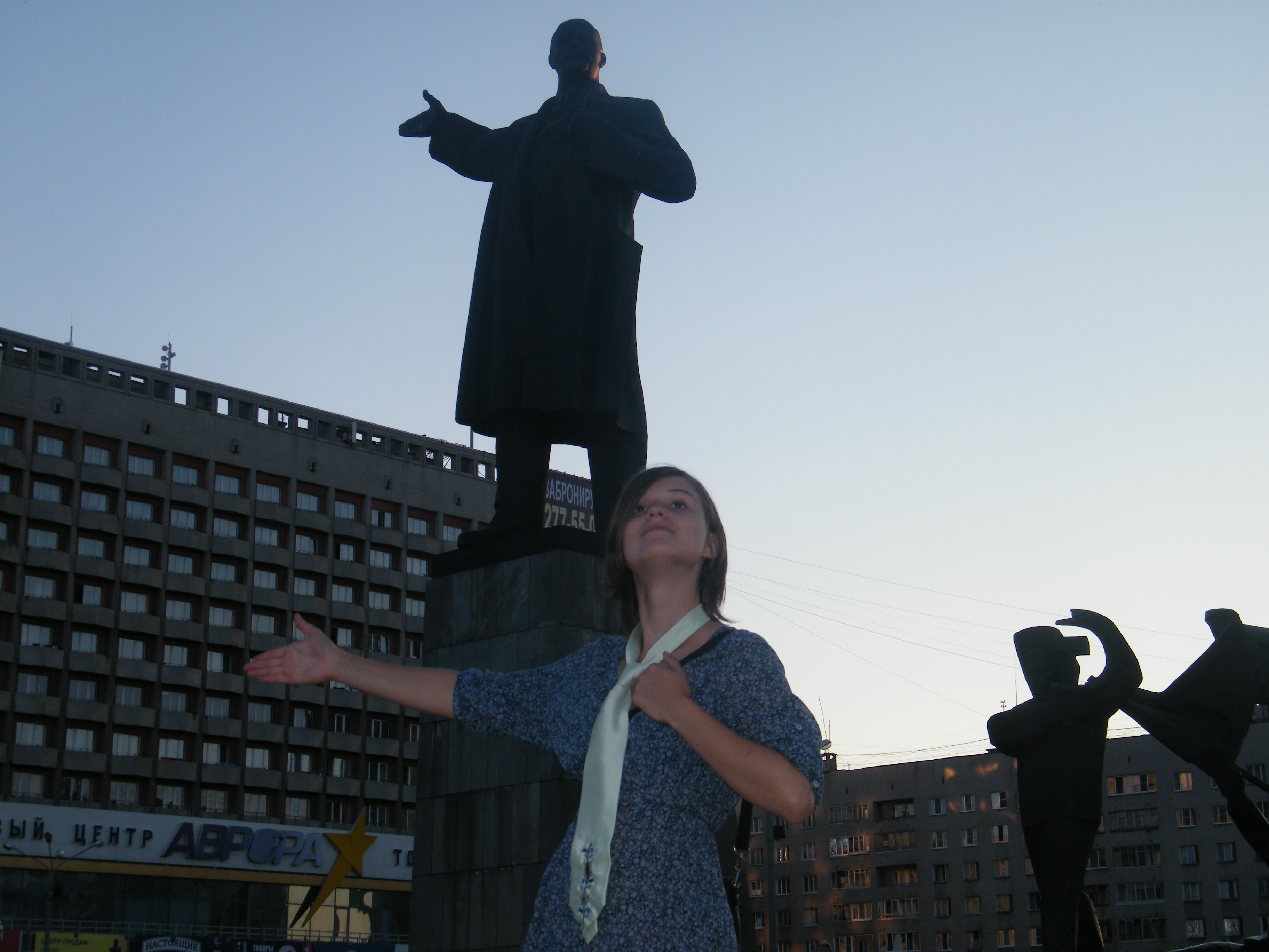 Egyik vendéglátók, Tánya épp Leninnel pózol